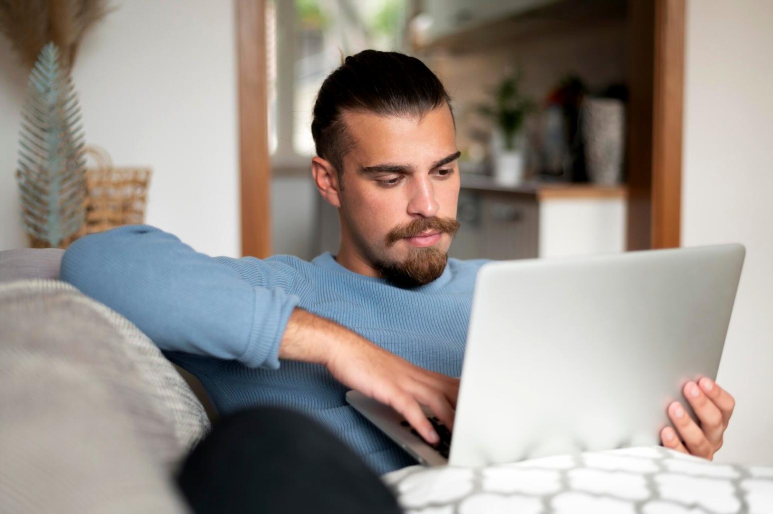 Espacio de trabajo creativo con herramientas financieras